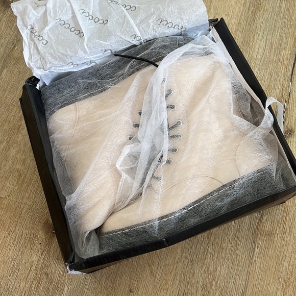 6 size. Brand New . Never Worn. Gifted to me, too small. - Picture 6 of 8